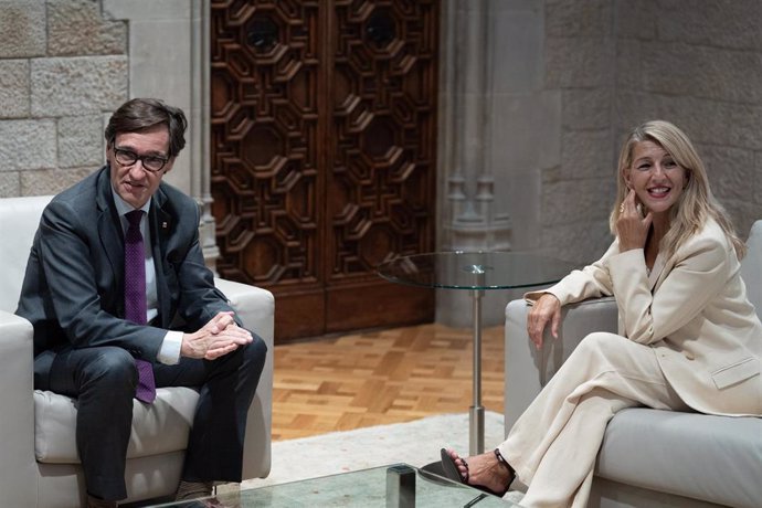 El presidente de la Generalitat, Salvador Illa, y la vicepresidenta segunda y ministra de Trabajo, Yolanda Díaz, en el Palau de la Generalitat