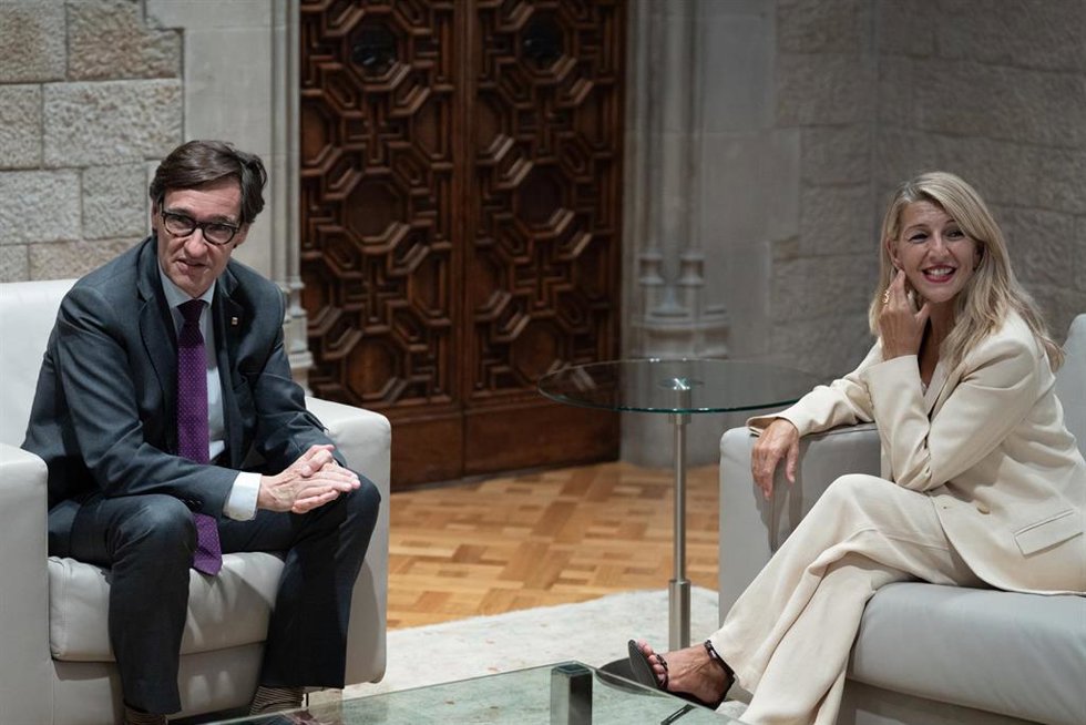 El presidente de la Generalitat, Salvador Illa, y la vicepresidenta segunda y ministra de Trabajo, Yolanda Díaz, en el Palau de la Generalitat