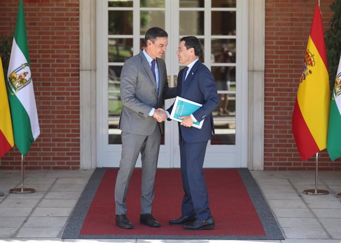 Archivo - El presidente del Gobierno, Pedro Sánchez (i), recibió al presidente de la Junta de Andalucía, Juanma Moreno (d), en el Palacio de La Moncloa, el 28 de julio de 2022 (Fotografía de Archivo)