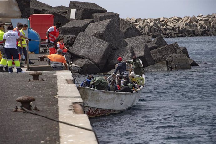 Un cayuco a su llegada al puerto de La Restinga, a 14 de septiembre de 2024, en El Hierro, Canarias (España). Se trata de la segunda embarcación que llega hoy a la isla de El Hierro. 