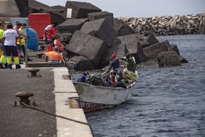 Un cayuco a su llegada al puerto de La Restinga, a 14 de septiembre de 2024, en El Hierro, Canarias (España). Se trata de la segunda embarcación que llega hoy a la isla de El Hierro. Contaba con 28 inmigrantes de origen subsahariano, entre los ocupantes s