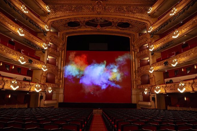 La artista Inma Femenía crea la ilusión de un arco iris en el Gran Teatre del Liceu