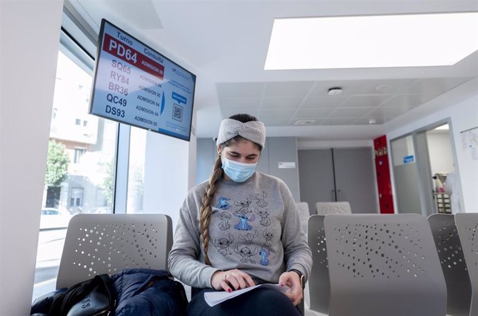 Archivo - Una joven con mascarilla en el Hospital General Universitario Gregorio Marañón con mascarilla, a 11 de enero de 2024, en Madrid (España). 