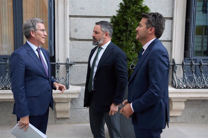 El presidente del PP, Alberto Núñez Feijóo (i) conversa con el presidente de VOX, Santiago Abascal (c), a su salida de una sesión plenaria en la Cámara Baja, a 17 de septiembre de 2024, en Madrid (España).