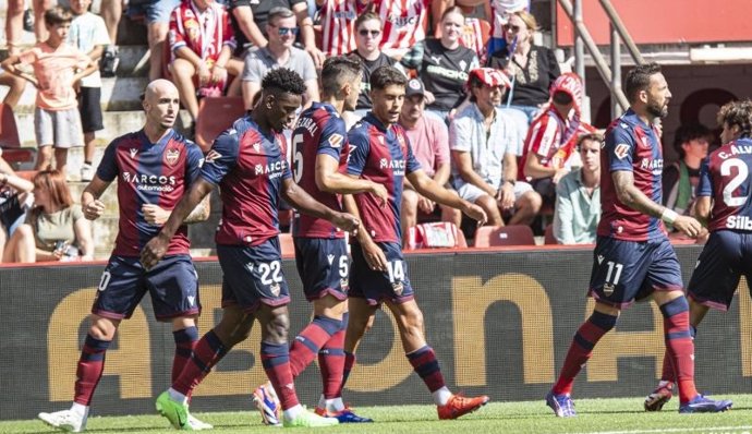 Archivo - Los jugadores del Levante celebrando un gol.