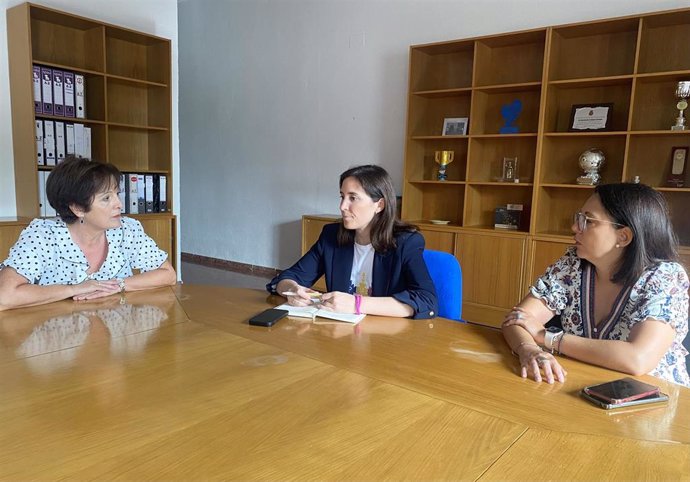 La senadora del PP de Córdoba y portavoz de Políticas Integrales de Discapacidad en la Cámara Alta, Cristina Casanueva (centro), en la reunión con la Asociación Autismo Córdoba.