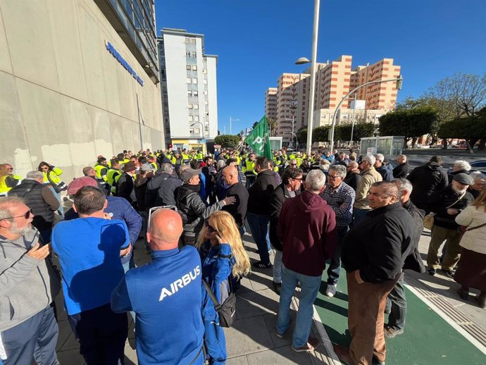 Archivo - Trabajadores del metal manifestados a las puertas de los juzgados de Cádiz el pasado marzo. ARCHIVO.