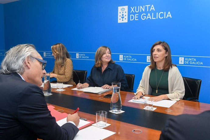 La conselleira de Medio Ambiente e Cambio Climático se reúne con miembros de la Asociación Eólica Galega. En Santiago.