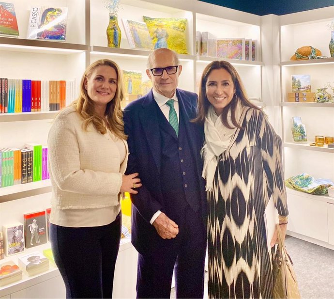 Don Juan Antonio Pérez Simón con su hija María José Pérez simón y Elsa García Núñez VP AEMEES