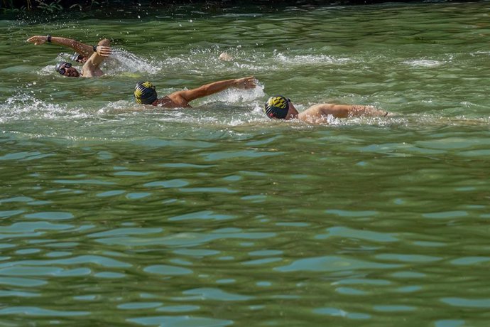 Archivo - Los militares de la UME  en el río Guadalquivir en la cuarta edición de la travesía solidaria 'UMédula' organizada por la Unidad Militar de Emergencias (UME) 