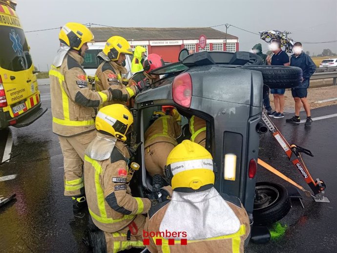 Bombers excarcelan de un coche a su conductora sin carné tras chocar con otro en Deltebre (Tarragona)