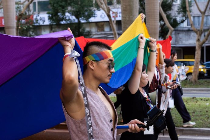 Archivo - October 31, 2020, Taipei, Taiwan: Activists seen carrying a big rainbow flag during the 2020 Taiwan pride parade..More than 130,000 marched in Taipei on Saturday for one of the world's largest LGBT pride parades, in celebration of the island's 1