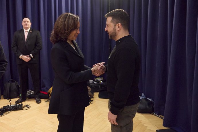 Archivo - February 17, 2024, Munich, Germany: Ukrainian President Volodymyr Zelenskyy, right, greets U.S. Vice President Kamala Harris, left, before a bilateral meeting on the sidelines of the 60th Munich Security Conference at the Hotel Bayerischer Hof, 