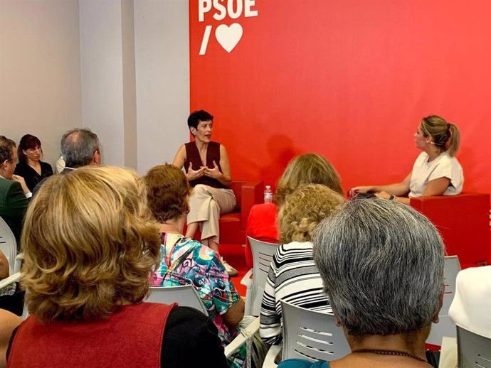 La ministra de Inclusión, Seguridad Social y Migraciones, Elma Saiz, en la sede del PSOE de Sevilla