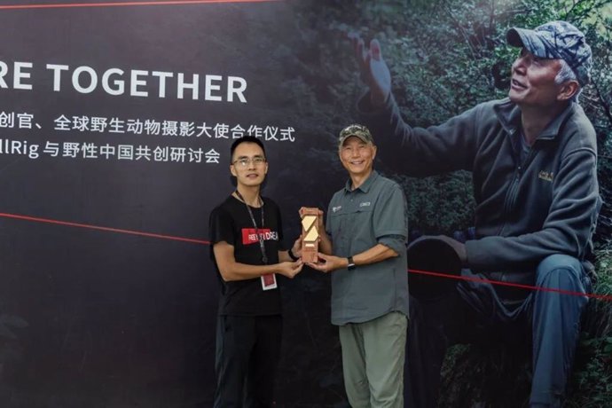 SmallRig Founder and CEO Zhou Yang Presents Certificate and Commemorative Medal to Xi Zhinong