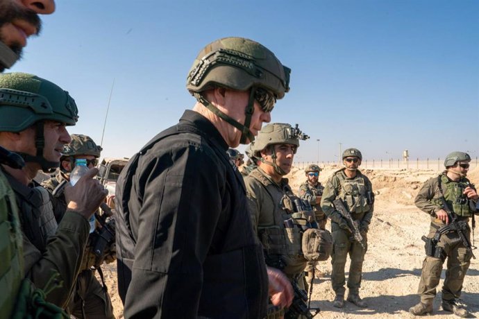 El ministro de Defensa de Israel, Yoav Gallant, junto a militares sobre el terreno 