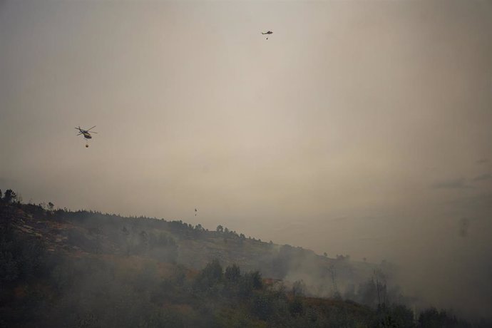 Medios aéreos traballan para extinguir o incendio, a 5 de setembro de 2024, en Crecente, Pontevedra, Galicia (España). Un incendio forestal no concello pontevedrés de Crecente, na parroquia de Filgueira, que permanece activo, obrigou a deas