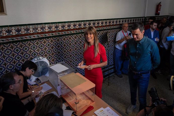 Archivo - July 23, 2023, Madrid, Spain: Begoña Gomez, wife of Spanish Prime Minister Pedro Sanchez (R) in the last elections on July 23, 2023. The wife of the president of Spain has been summoned to testify on July 5, accused of influence peddling.