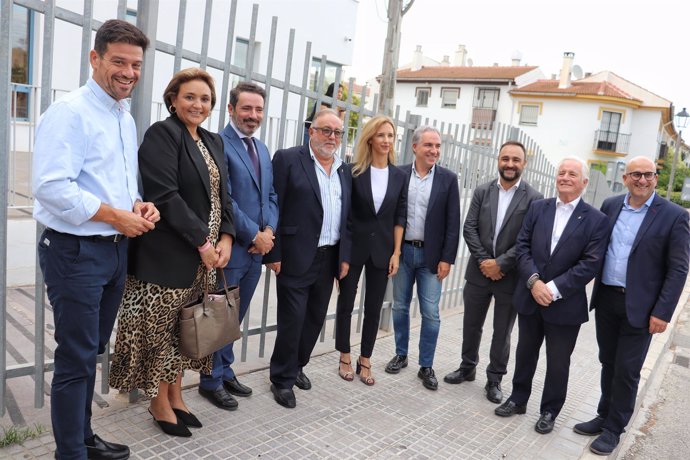 El vicesecretario de Coordinación Autonómica y Local y Análisis Electoral del PP, Elías Bendodo, y la portavoz adjunta del PP en el Congreso de los Diputados, Cayetana Álvarez de Toledo, junto a otros miembros del PP malagueño.