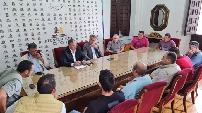 El presidente de la Diputación de Zamora, Javier Faúndez, habla durante una de las reuniones.