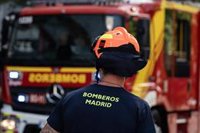 Bomberos rescatan grave a un hombre atrapado tras el derrumbe de una nave en Carabanchel