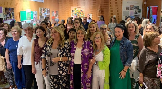 Autoridades y público presentes en la inauguración de la exposición '¡Contagia Sororidad! Las Mujeres Burundesas reclaman sus Derechos', en la sede del Instituto Andaluz de la Mujer.