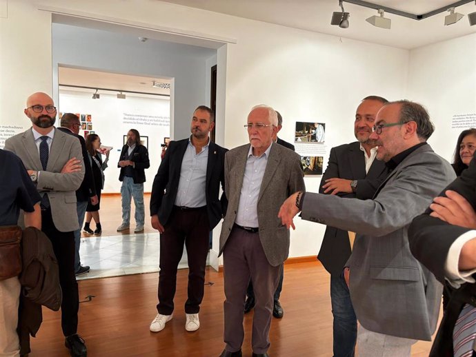 Luis Mateo Díez durante el recorrido de la exposición sobre su vida y obra inaugurada este jueves en León