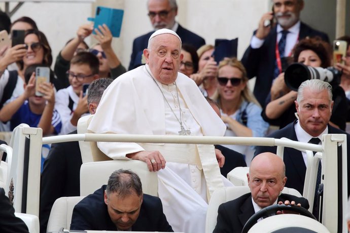 18 September 2024, Vatican: Pope Francis greeted by people during his weekly General Audience in St. Peter's Square at the Varican. Photo: Evandro Inetti/ZUMA Press Wire/dpa