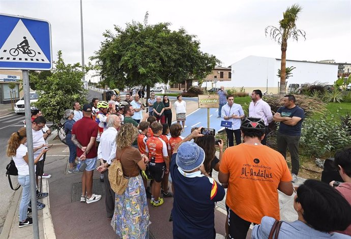 El teniente de alcaldesa de Servicios Públicos del Ayuntamiento de Jerez de la Frontera, Jaime Espinar, se dirige a los asistentes durante la inauguración de la señalización del inicio del tramo urbano de Vía Verde 'Jerez-Arcos'.