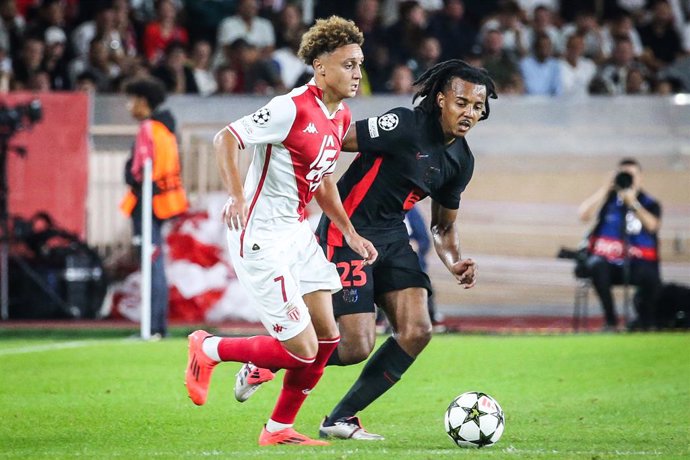 19 September 2024, France, Monaco: Barcelona's Jules Kounde (R) and Monaco's Eliesse Ben Seghir battle for the ball during the UEFA Champions League soccer match between AS Monaco and FC Barcelona at Louis II Stadium. Photo: Matthieu Mirville/ZUMA Press W