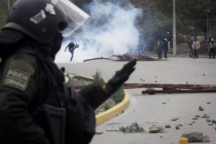 Archivo - Imagen de archivo de un policía en una manifestación de simpatizantes del expresidente de Bolivia Evo Morales