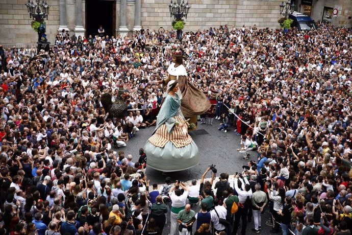 Archivo - Los Gigantes de la Ciudad durante la celebración de las Fiestas de la Mercè, en la Plaza Sant Jaume, en una imagen de archivo.