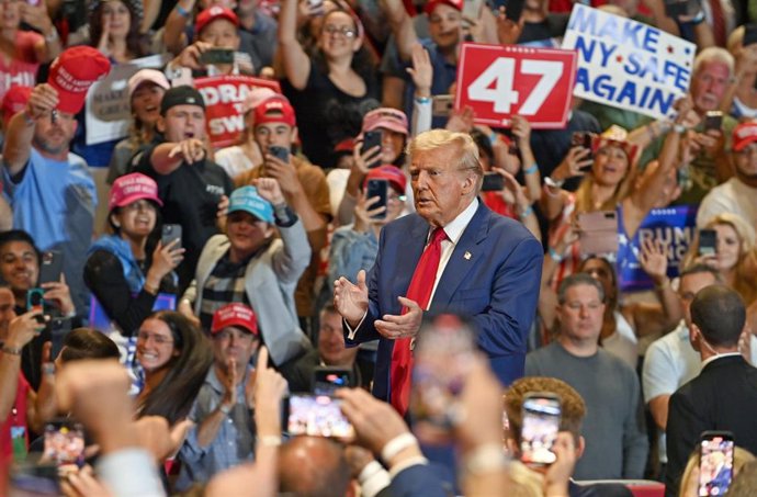 18 September 2024, US, New York: Former US President and Republican presidential candidate Donald Trump (C) speaks during his election rally at Nassau Coliseum in Uniondale. Photo: Andrea Renault/ZUMA Press Wire/dpa