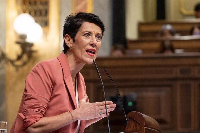 La ministra de Inclusión, Seguridad Social y Migraciones, Elma Saiz, interviene durante una sesión plenaria en el Congreso de los Diputados, a 18 de septiembre de 2024, en Madrid (España)