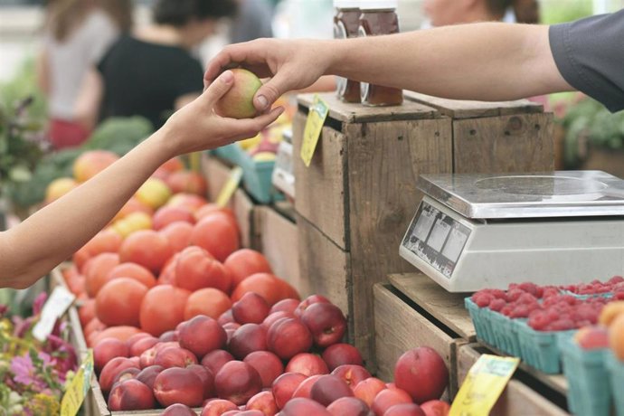 Archivo - Imagen de una frutería en un mercado.