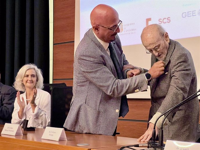 El escritor Álvaro Pombo recibe la insignia de oro del Hospital Marqués de Valdecilla