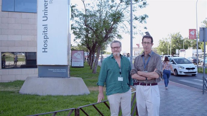 Los investigadores del Imibic Eduardo Muñoz e  Ignacio Muñoz Carvajal, ante el Hospital Universitario Reina Sofía de Córdoba.