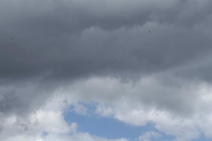 Archivo - Nublado, nubes, tormenta