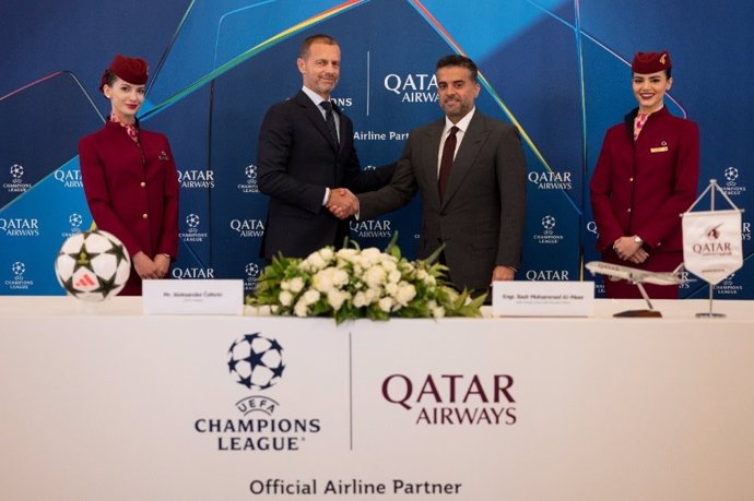 El GCEO de Qatar Airways, Ing. Badr Mohammed Al-Meer, y el presidente de UEFA, Aleksander Ceferin.