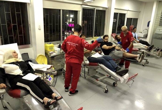 Un grupo de personas dona sangre para las víctimas de la explosión de miles de dispositivos de comunicación en Líbano, ataques achacados a Israel (archivo)