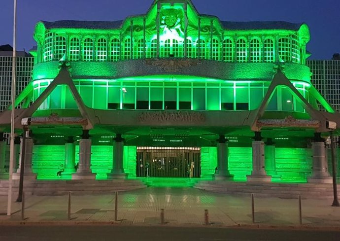 Imagen de la fachada de la Asamblea, iluminada de verde