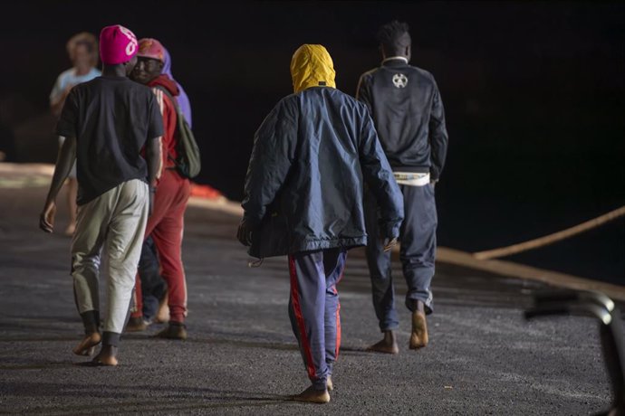 Varios migrantes llegan al Puerto de La Restinga tras ser rescatados por la Guardamar Calliope