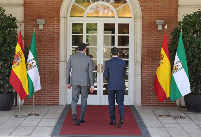 Archivo - El presidente del Gobierno, Pedro Sánchez (i), y el presidente de la Junta de Andalucía, Juanma Moreno(d), en el Palacio de La Moncloa, a 28 de julio de 2022, en Madrid (España). (Fotografía de Archivo)