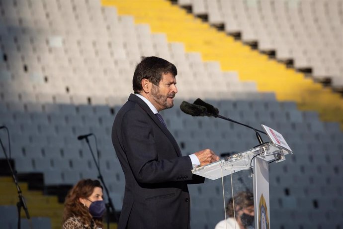 Archivo - El quinto teniente de alcalde de Barcelona, Albert Batlle, interviene en el acto de bienvenida de la nueva promoción de agentes de la Guardia Urbana, en el Estadio Olímpico, a 14 de octubre de 2021