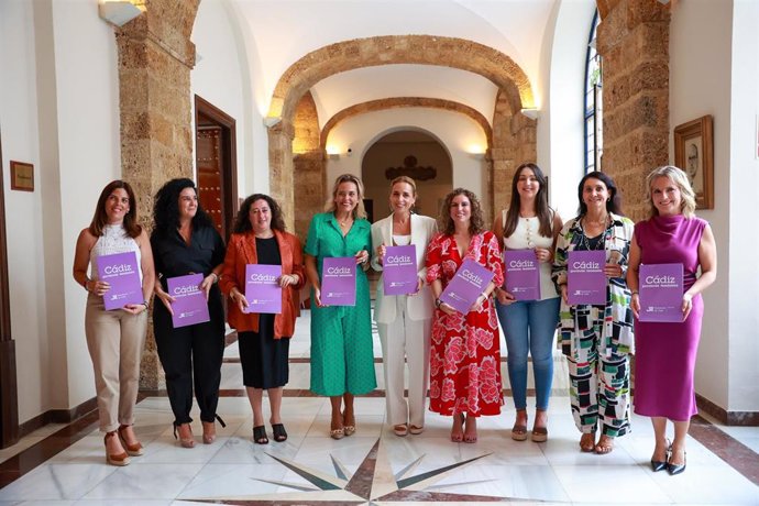 La presidenta de la Diputación de Cádiz Almudena Martínez, preside la foto de familia de las representantes de Igualdad de las diputaciones andaluzas antes del comienzo de la reunión este jueves en la capital gaditana.