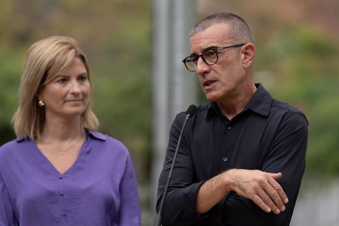 La candidata a la Vicepresidencia de Asuntos Internacionales, Raquel Sans, y el candidato a la Presidencia de ERC, Xavier Godàs, durante la presentación de la candidatura de ‘Nova Esquerra Nacional’ para liderar ERC, en el parque de la Colònia Castells, a