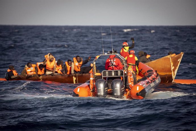 Archivo - Voluntarios de Open Armas rescatan a varios migrantes en un cayuco, a 3 de enero de 2024, en el Mar Mediterráneo. 