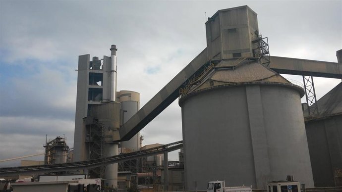 Archivo - Una fábrica de cemento