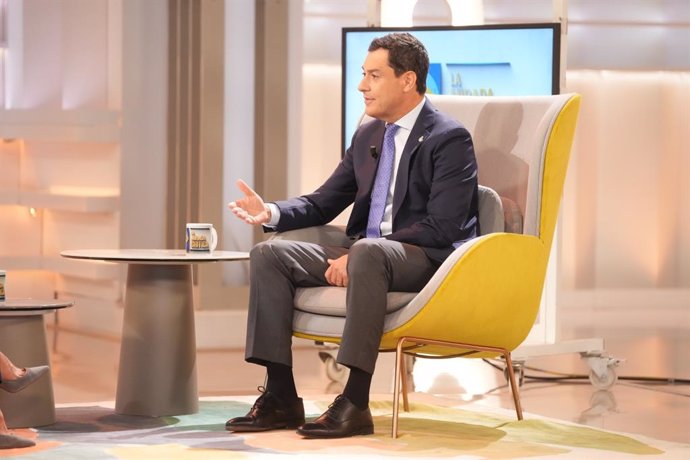 El presidente de la Junta de Andalucía, Juanma Moreno, en una entrevista en Telecinco.