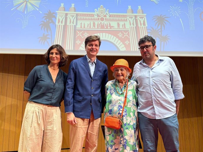 Archivo - La directora de La Setmana del Llibre en Català, Cristina Domènech; el periodista Marc Girò; la ilustradora Pilarín Bayés; y el presidente de Editors.Cat, Ilya Pérdigo